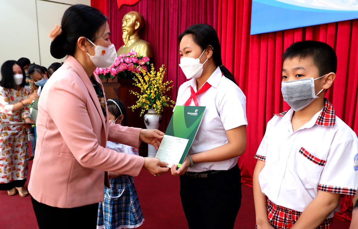 Phó Chủ tịch Trương Thị Ngọc Ánh tặng quà cho các hộ nghèo tại huyện Ia Grai (Gia Lai).