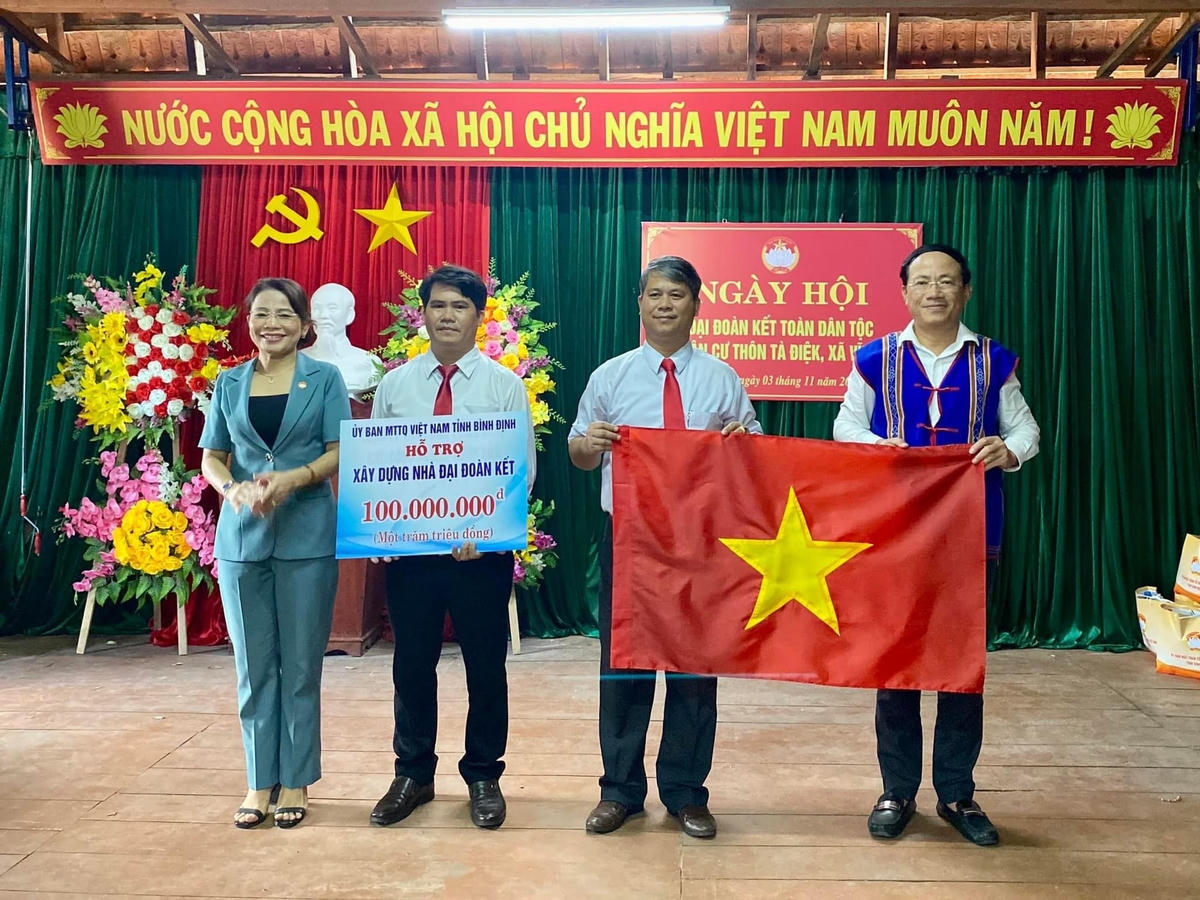 Lãnh đạo tỉnh Bình Định trao bảng hỗ trợ xây nhà Đại đoàn kết và tặng cờ Tổ quốc cho Ban Công tác Mặt trận thônTà Điệk.