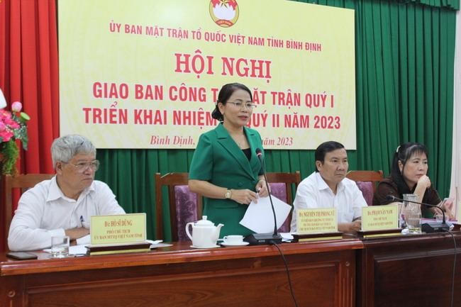Bà Nguyễn Thị Phong Vũ, Trưởng Ban Dân vận Tỉnh ủy, Chủ tịch Ủy ban MTTQ Việt Nam tỉnh Bình Định, phát biểu tại Hội nghị.
