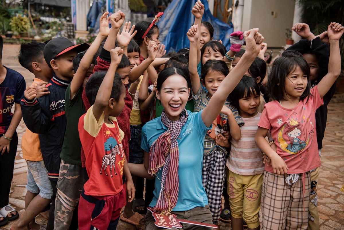 Hoa hậu Bảo Ngọc giao lưu, chụp hình cùng các em nhỏ. 