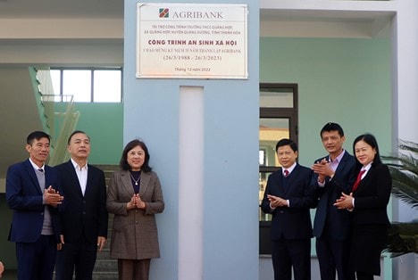 Các đại biểu khánh thành biển công trình ASXH chào mừng 35 năm thành lập Agribank tại trường THCS Quảng Xương, Thanh Hóa.