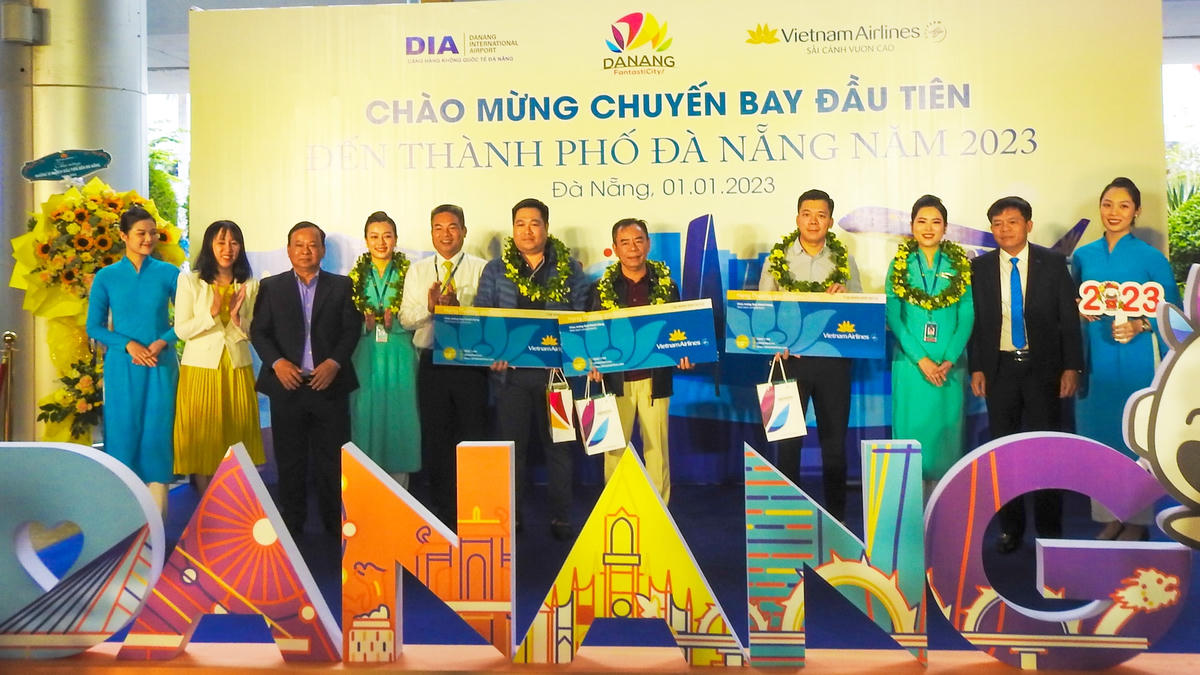 Khách du lịch nội địa đầu tiên đặt chân xuống sân bay Đà Nẵng trong ngày đầu năm mới 2023. Ảnh Thanh Tùng.