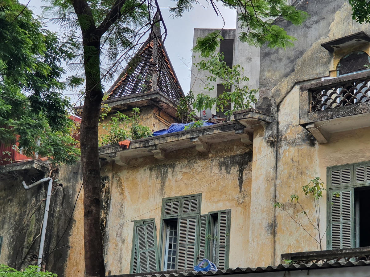 Tương tự, căn biệt thự cổ tại số 13 Phan Huy Chú (phường Phan Chu Trinh, Hoàn Kiếm) cũng là nơi sinh sống của hơn chục hộ gia đình. 