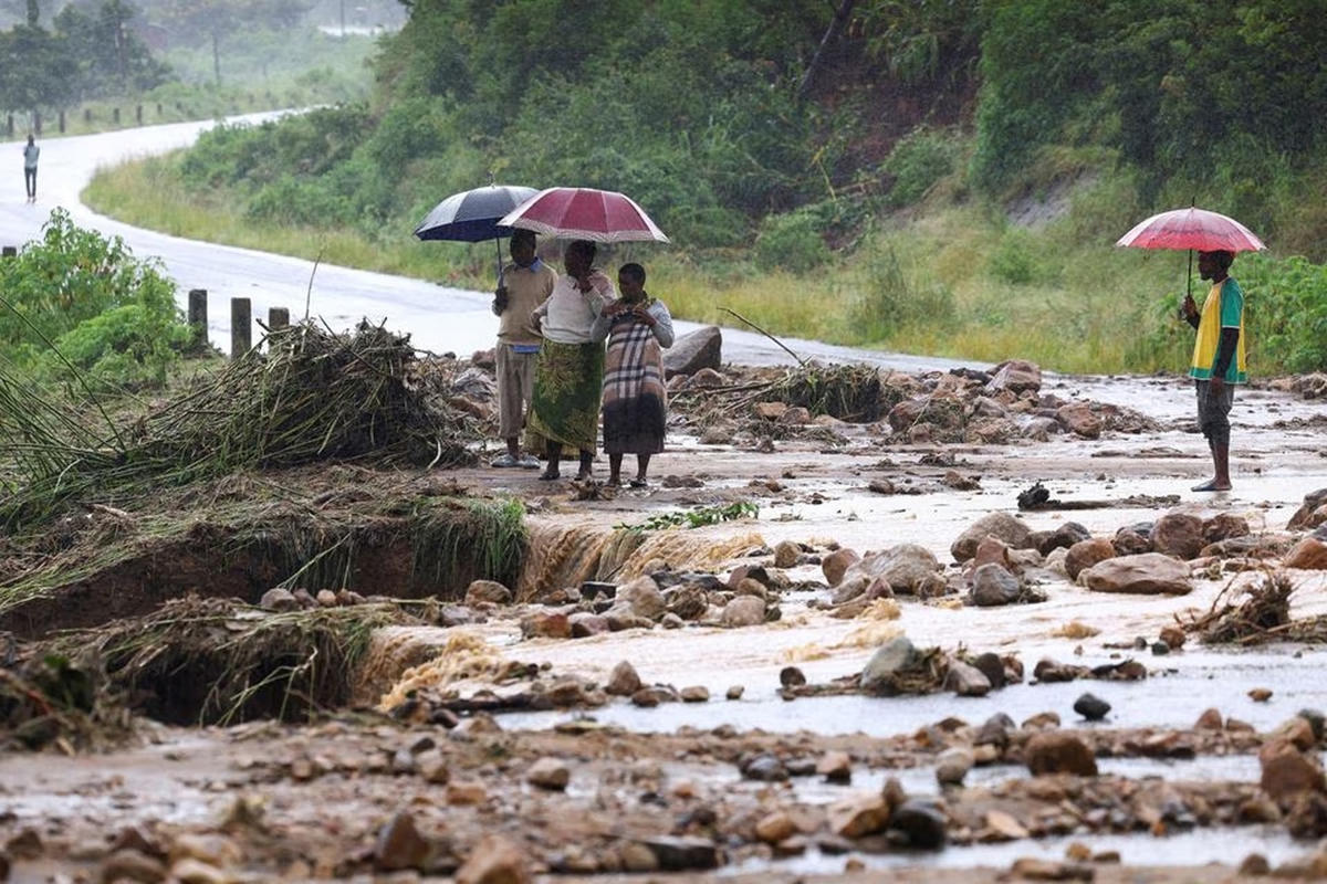 Người dân Mozambique đã vượt qua một trong những cơn bão mạnh nhất từng đổ bộ vào châu Phi. Ảnh: Reuters.