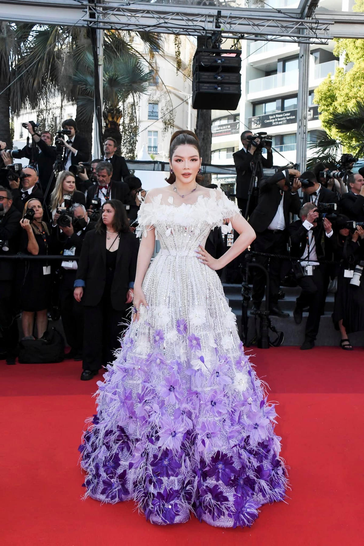 Lý Nhã Kỳ mang cả 'rừng' hoa oải hương đến thảm đỏ LHP Cannes