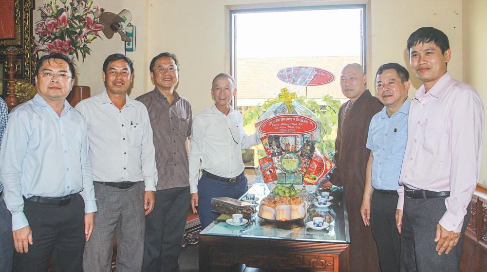 Lãnh đạo tỉnh Lâm Đồng cùng đoàn công tác thăm hỏi, tặng quà Ban Trụ trì, Tăng, Ni, Phật tử TP Bảo Lộc.