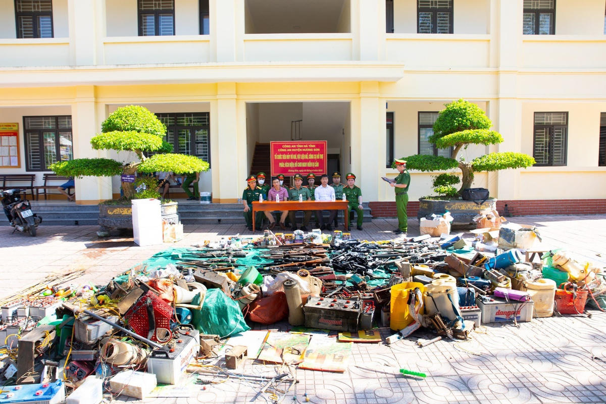 Số súng, vật liệu nổ và các hiện vật trước khi bị tiêu hủy.