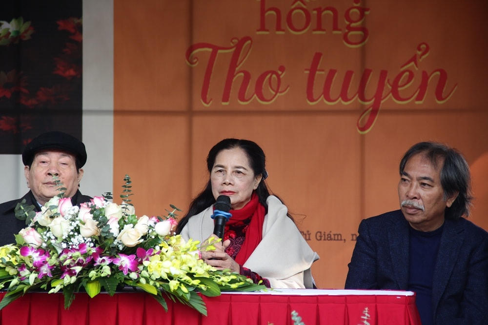 Nhà thơ Nguyễn Thị Hồng cùng nhà thơ Nguyễn Quang Thiều - Chủ tịch Hội Nhà văn Việt Nam và nhà thơ Hữu Thỉnh nói về những vần thơ của chị.