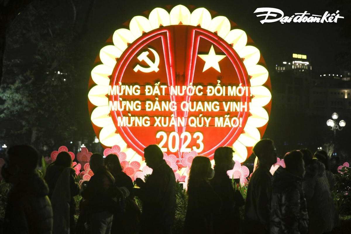 Hà Nội: Tưng bừng đón năm Quý Mão với những màn bắn pháo hoa mãn nhãn