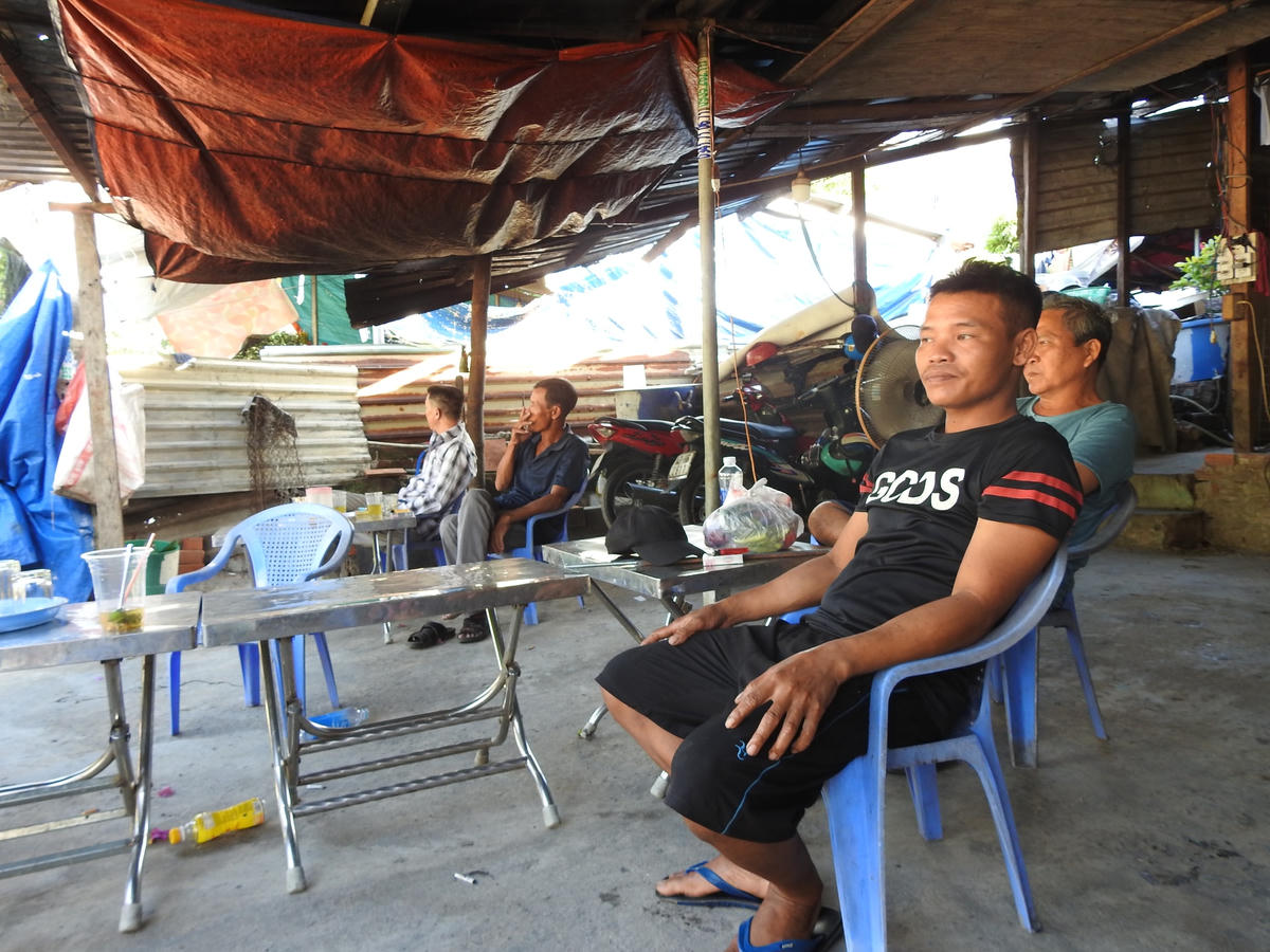 Đà Nẵng: Người dân Nam Ô phản đối doanh nghiệp rào lối đi xuống bãi đậu ghe, thuyền