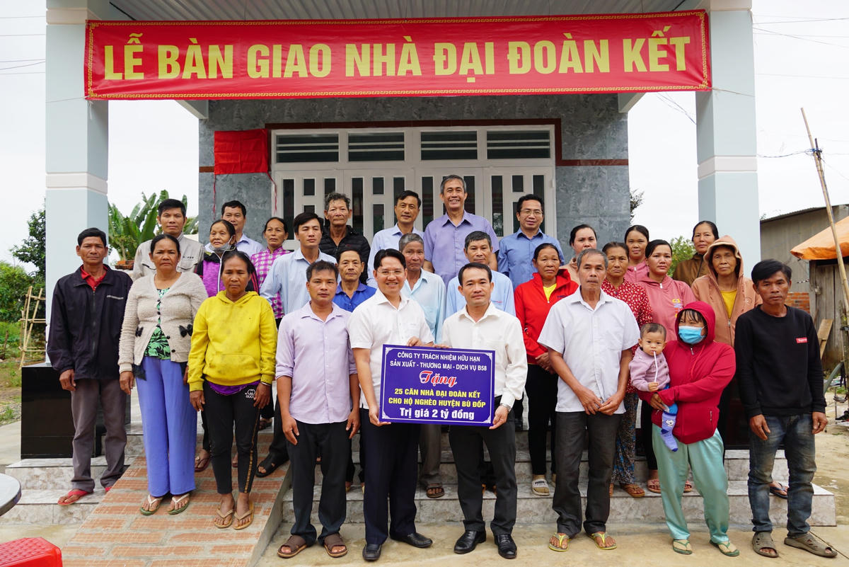 Trao bảng tượng trưng hỗ trợ xây dựng 25 căn nhà Đại Đoàn Kết tại huyện Bù Đốp, tỉnh Bình Phước. Ảnh: Mạnh Thìn.