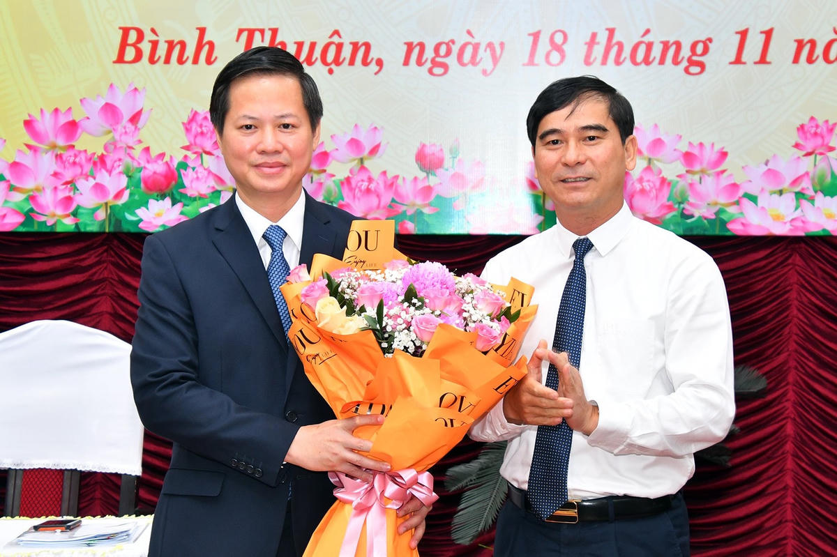 Ông Dương Văn An, Bí thư Tỉnh ủy Bình Thuận, tặng hoa chúc mừng tân Chủ tịch UBND tỉnh Bình Thuận Đoàn Anh Dũng.