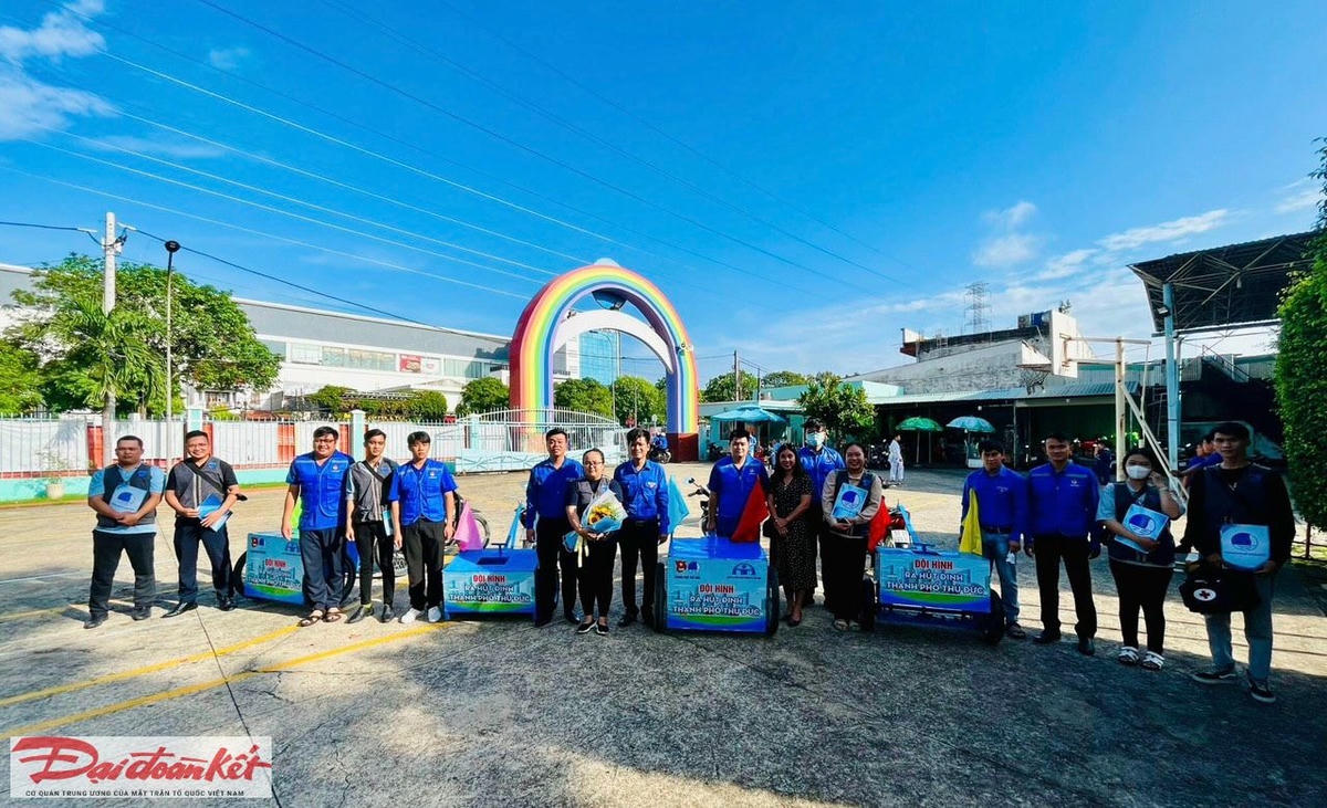 Các đội hình rà hút đinh của TP Thủ Đức chuẩn bị tỏa đi các tuyến đường thực hiện hành động tình nguyện vì cộng đồng (Ảnh: Lương Hợp).