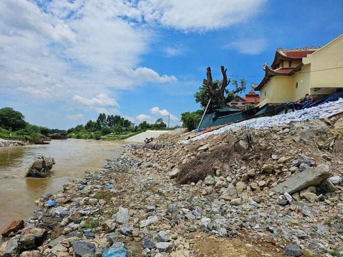 Chỉ sau một đợt mưa từ ngày 25 đến ngày 27/6/2023 công trình cấp bách chống sạt lở liên tiếp gặp phải sự cố sụt lún, sạt trượt, sập đổ và hư hỏng. Ảnh: Quang Lộc.