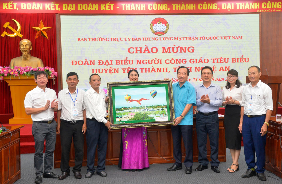 Đoàn đại biểu người công giáo tiêu biểu huyện Yên Thành, tỉnh Nghệ An tặng quà lưu niệm UBTƯ MTTQ Việt Nam.