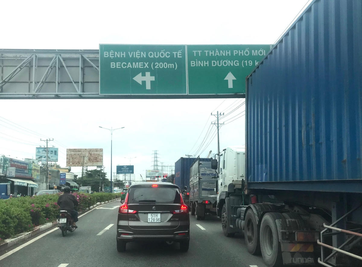 Nhiều đoạn trên tuyến Quốc lộ 13 thuộc địa bàn Bình Dương đang trở nên quả tải.