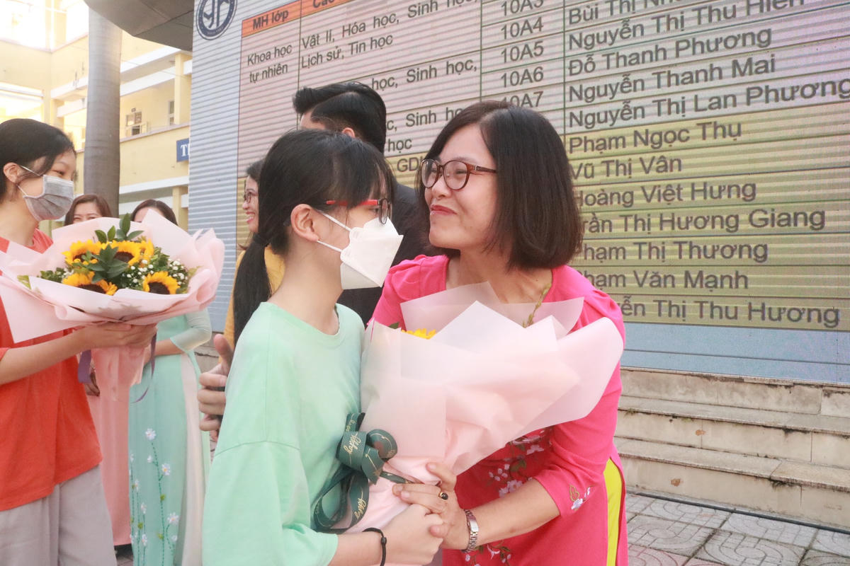 Giáo viên chủ nhiệm ra mắt phụ huynh và học sinh lớp 10 năm học 2022-2023.
