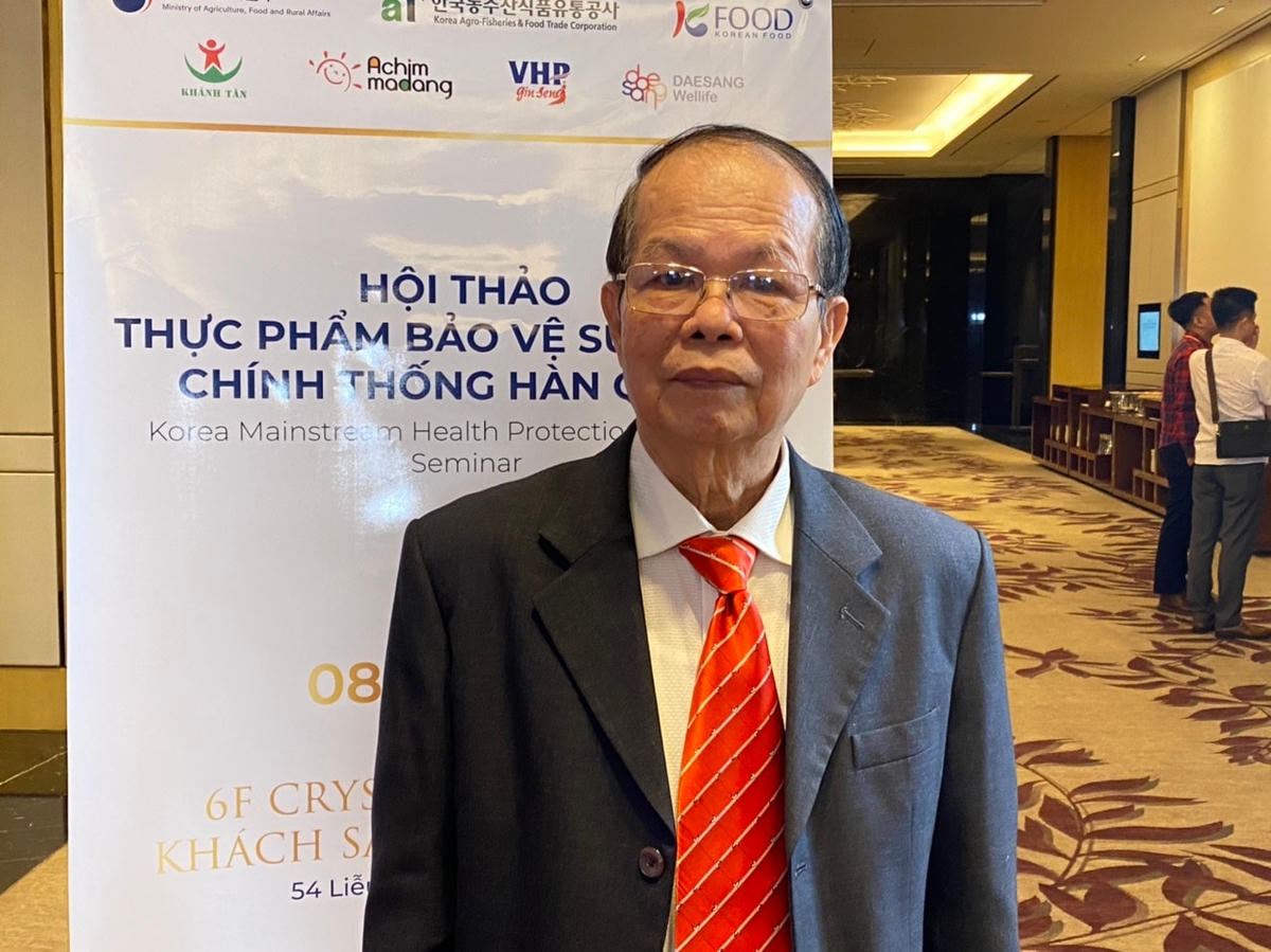 PGS.TS Lê Văn Thảo - nguyên Giám đốc Bệnh viện Ung Bướu trao đổi với PV Đại Đoàn Kết Online bên lề hội thảo.