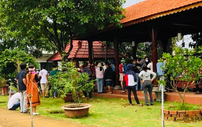 Ngày 26/5, tại xã Lộ 25 (huyện Thống Nhất, tỉnh Đồng Nai) nhiều người tập trung đòi tiền do chủ hụi thông báo vỡ hụi.