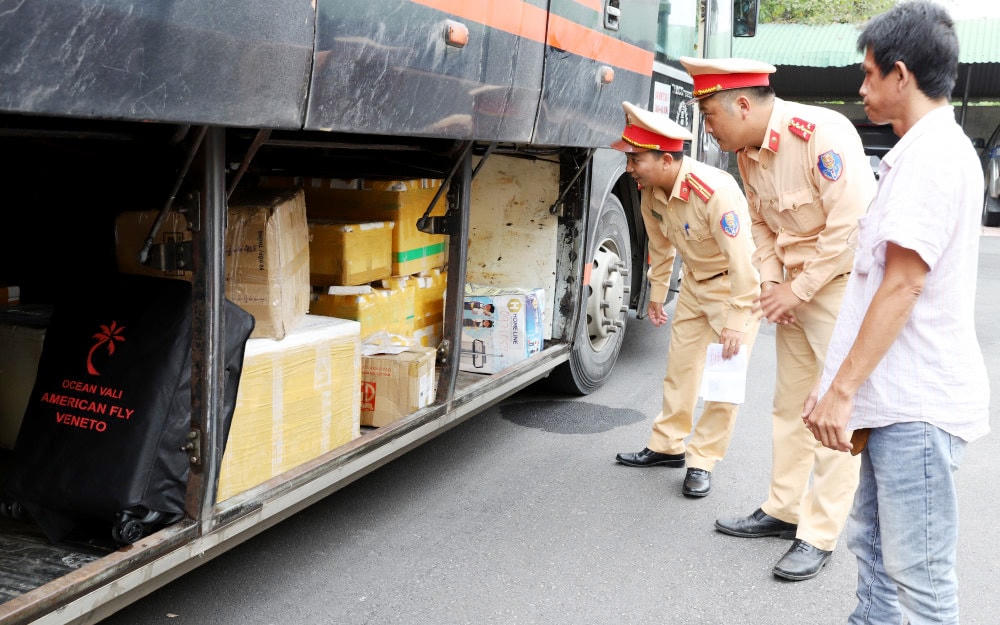 Tổ công tác Phòng CSGT Công an tỉnh Hà Tĩnh tiến hành kiểm tra xe khách mang BKS 47B - 017.70.