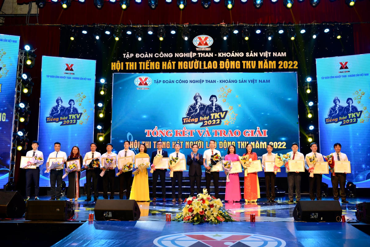 16 đơn vị có nhiều cố gắng trong Hội thi Tiếng hát người lao động TKV năm 2022 được nhận bằng khen.