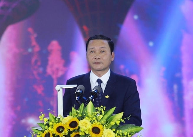 Ông Đỗ Minh Tuấn, Chủ tịch UBND tỉnh Thanh Hoá trình bày diễn văn ôn lại chặng đường 60 năm xây dựng, phát triển Sầm Sơn và khai mạc lễ hội du lịch biển năm 2023.