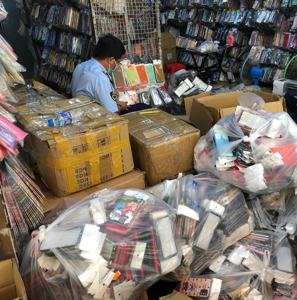 Cơ quan chức năng cần tăng cường kiểm tra, giám sát để ngăn chặn hàng giả, hàng kém chất lượng.