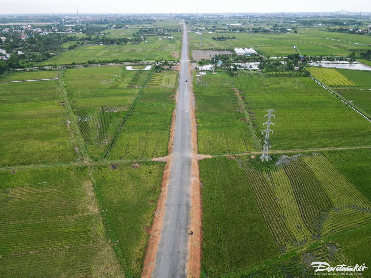 Dự án đường giao thông từ KCN Bỉm Sơn đến đường bộ ven biển đoạn Nga Sơn - Hoằng Hoá có chiều dài 18,807km, tổng mức đầu tư 1.089 tỷ đồng, được UBND tỉnh Thanh Hóa phê duyệt vào đầu năm 2021. Ảnh: Đình Minh