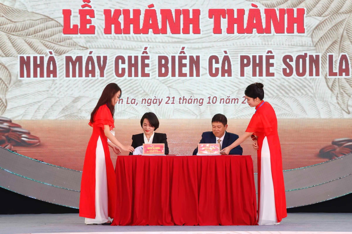 Tổng Giám đốc WinCommerce và Chủ tịch HĐQT Công ty CP Chế biến Cà phê Sơn La ký kết Biên bản ghi nhớ.