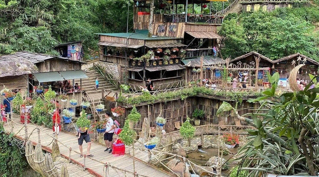 Bản Cát Cát (Sa Pa, Lào Cai) đổi thay từ phát triển du lịch. Ảnh: Quốc Hồng.