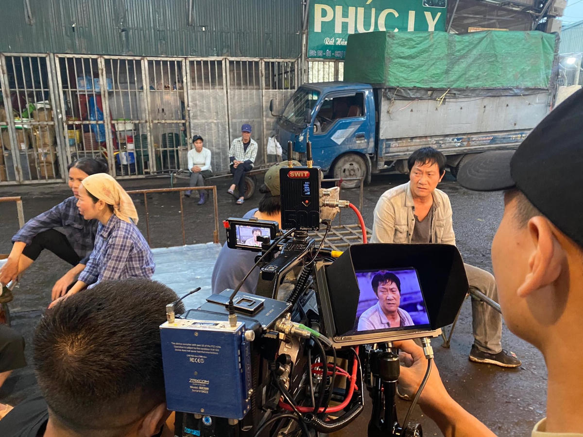  "Cuộc đời vẫn đẹp sao" lấy bối cảnh quay chính tại chợ Long Biên. 