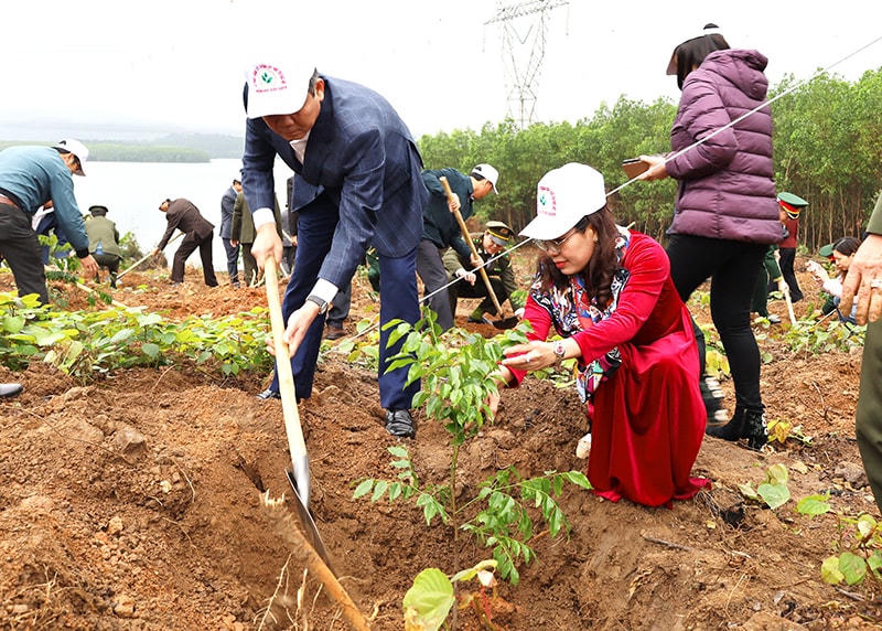 Chủ tịch UBND tỉnh  Trần Thắng và Chủ tịch Uỷ ban MTTQ tỉnh Quảng Bình Phạm Thị Hân tham gia trồng cây tại lễ phát động.