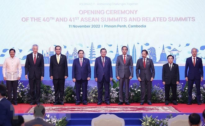 Thủ tướng Phạm Minh Chính và trưởng đoàn các nước ASEAN chụp ảnh chung tại Lễ khai mạc. (Ảnh: Dương Giang/TTXVN).
