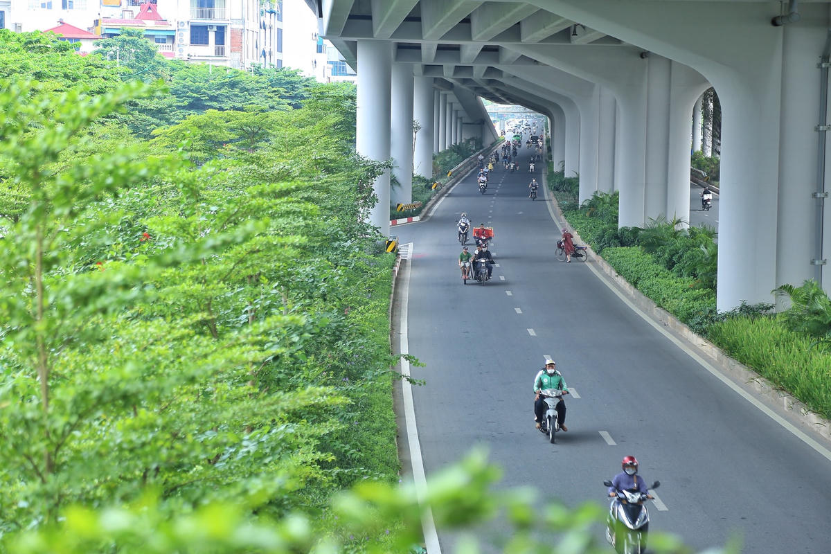 Con đường Phạm Văn Đồng được phủ màu xanh mát giúp người dân di chuyển trên tuyến đường này bớt nắng nóng mỗi khi Hà Nội vào hè.