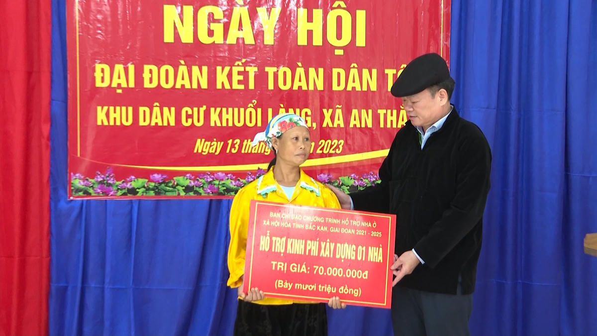 Bí thư Tỉnh ủy Bắc Kạn Hoàng Duy Chinh hỗ trợ kinh phí xây dựng 1 ngôi nhà Đại đoàn kết với số tiền là 70 triệu đồng. Ảnh: Toán Nguyễn.