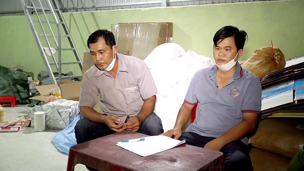 Trung (bìa phải)và Tính tại hiện trường.