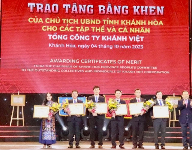 tập thể và cá nhân đón nhân Bằng khen của Chủ tịch UBND tỉnh