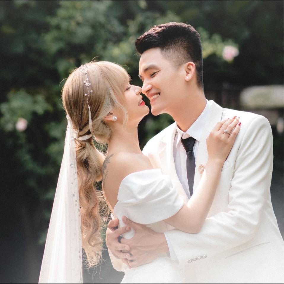 Sau tất cả, Mạc Văn Khoa và Thảo Vy vẫn đồng hành nắm tay nhau cùng vượt qua sóng gió. 