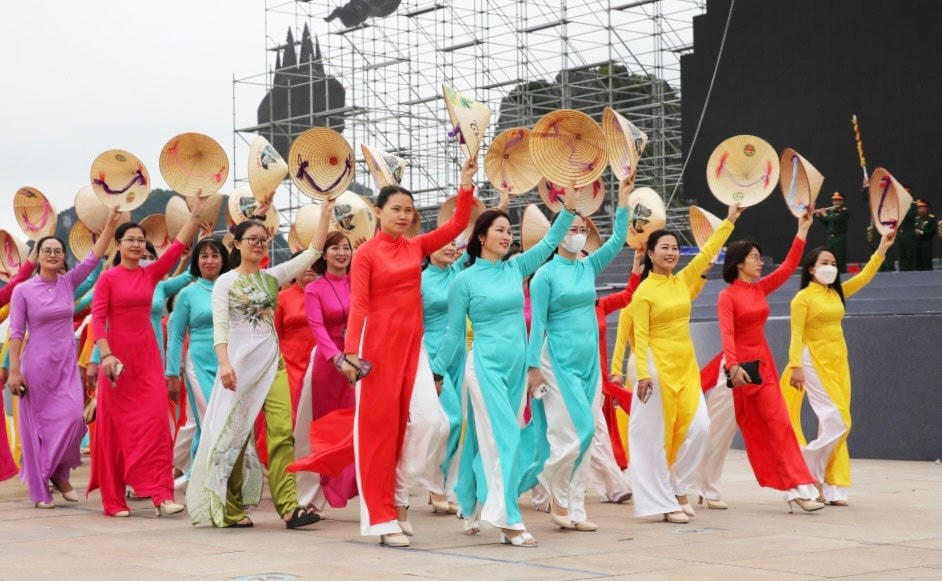 Sự hân hoan, phấn khởi được hiện rõ trên khuôn mặt của lực lượng Khối phụ nữ tỉnh. Ai nấy đều cố gắng hết sức mình để chuẩn bị cho lễ kỷ niệm trọng đại sắp được diễn ra.