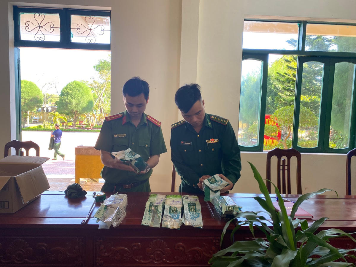 Chất màu trắng trong 7 gói ni-lông Đồn Biên phòng Hải An tiếp nhận từ ngư dân là ma túy.