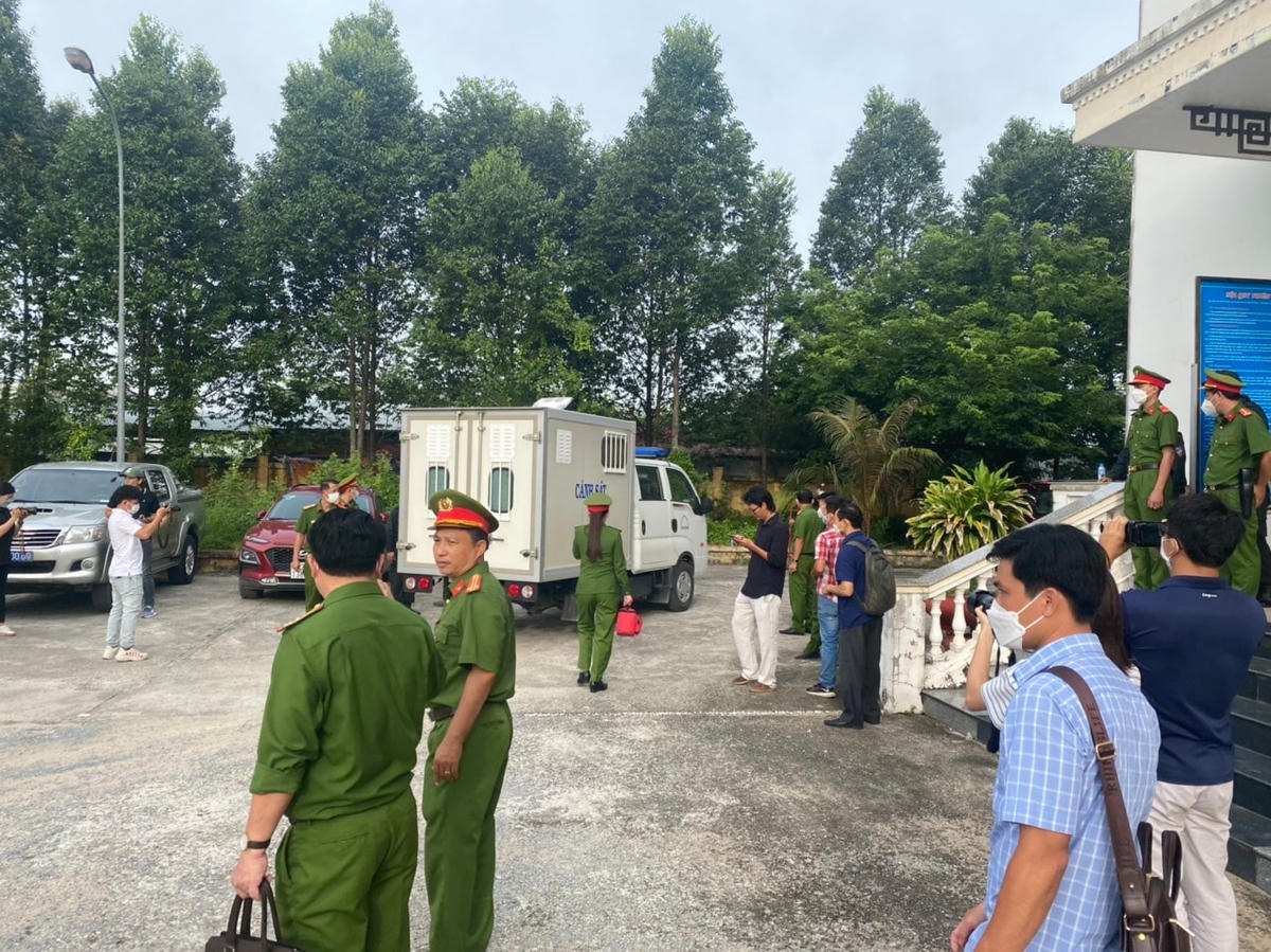 Xe chở nhóm bị cáo tới phiên tòa.