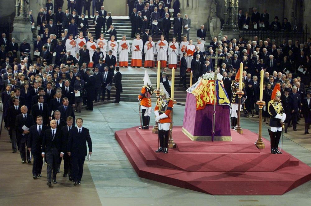 Thủ tướng Anh Tony Blair (phía trước bên phải) và các quan chức chính phủ Anh bên linh cữu của Nữ hoàng Elizabeth (mẹ của Nữ hoàng Elizabeth II), tại Westminster Hall, ngày 5/4/2002.  