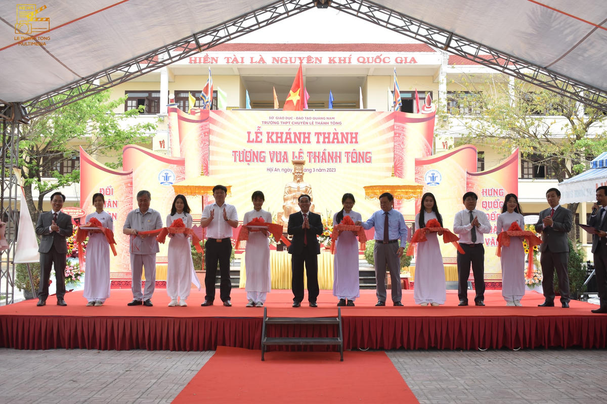 Các đại biểu cắt băng khánh thành tượng vua Lê Thánh Tông.