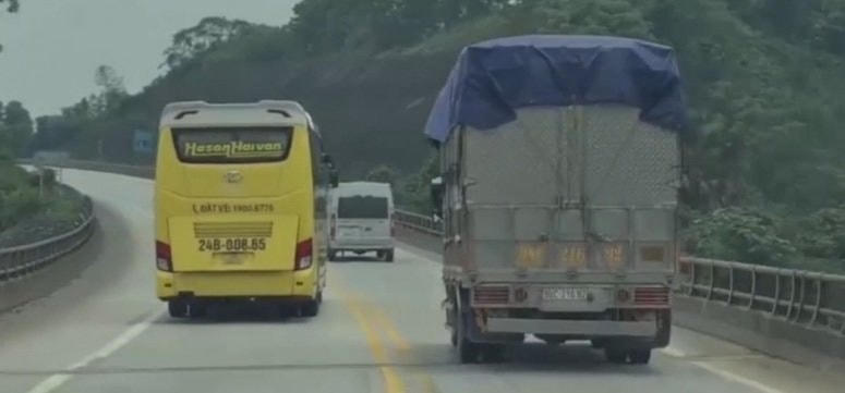 Dù tuyến đường xử lý phạt nguội nhưng nhà xe ngang nhiên lấn làn, đi ngược chiều trên cao tốc.