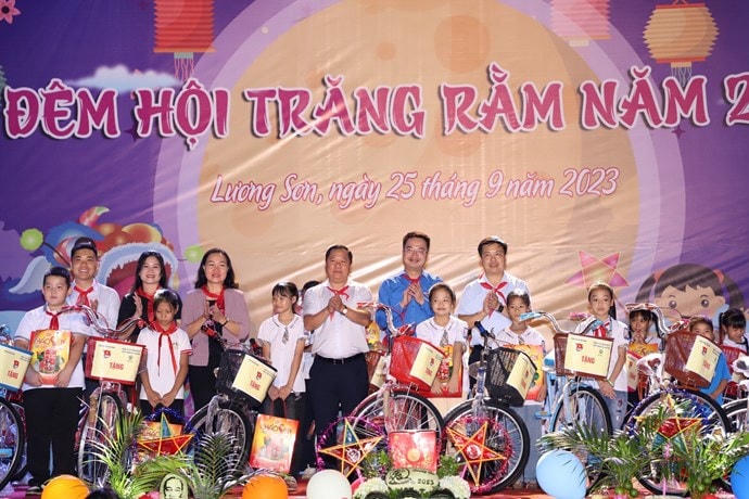 Lãnh đạo Trung ương đoàn và Tỉnh ủy Hòa Bình trao quà cho các em thiếu nhi.