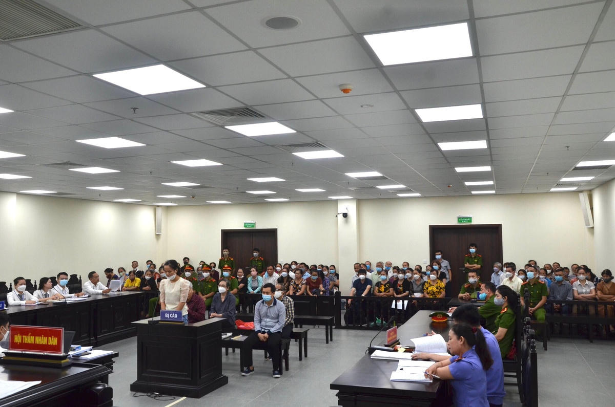 Toàn cảnh phiên tòa xét xử các bị cáo trong vụ án lừa đảo xảy ra tại Trung tâm Hỗ trợ người nghèo.Ảnh: Hoàng Việt