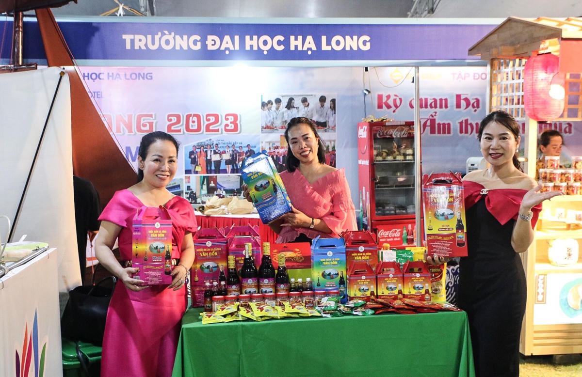 Các gian hàng giới thiệu sản phẩm đặc sắc của từng địa phương.