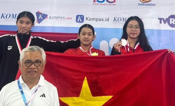 Nguyễn Thúy Hiền (giữa) vừa thi đấu giải bơi vô địch các nhóm tuổi trẻ Đông Nam Á 2023 mới đây. Ảnh: SGGP.