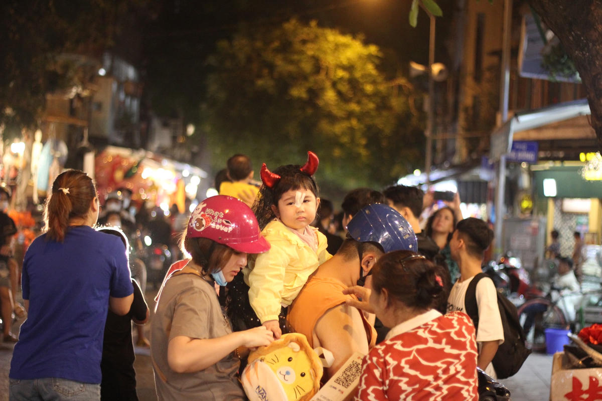 Các em nhỏ rất thích thú với màn hóa trang ngộ nghĩnh của bản thân.