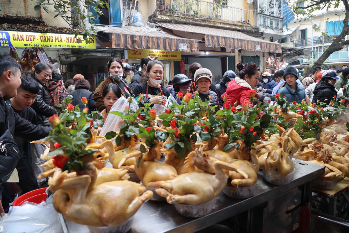 Nổi tiếng nhất ở chợ Hàng Bè phải kể đến gà luộc ngậm hoa hồng. 